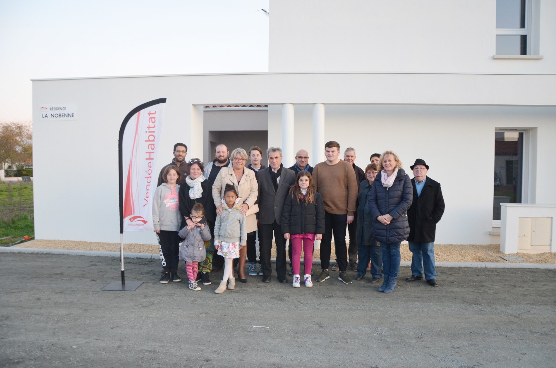 La satisfaction des locataires après avoir reçu les clés de leur logement à Saint Hilaire de Loulay