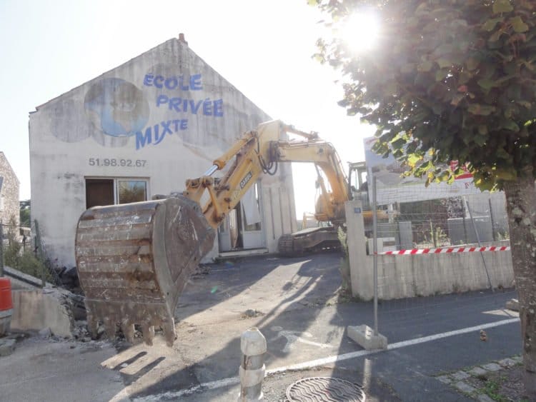 Exemple d'aménagement urbain à Moutiers-les-Mauxfaits, après démolition de l'ancienne école