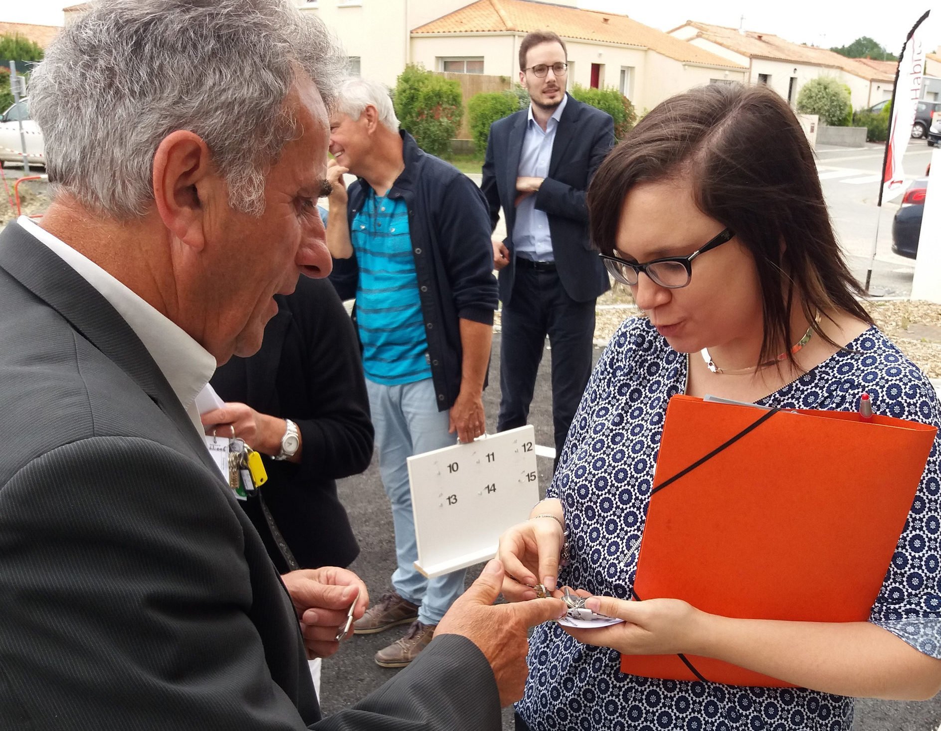 Remise de clés aux futurs locataires