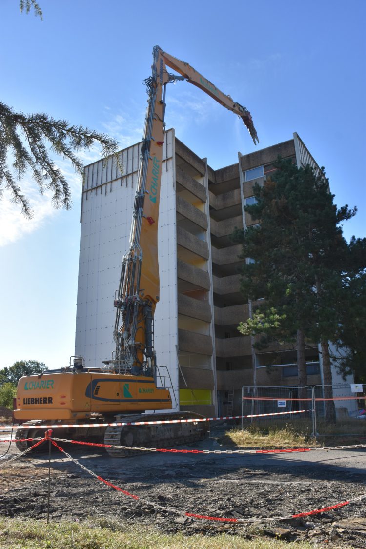 Déconstruction de la Tour C de L'Aurore de Vendée Habitat, à Montaigu Vendée