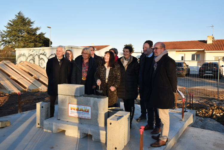 Pose de 1re pierre Les Sables BRS Le Clos des Ipomées