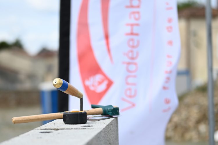 Mouilleron-Saint-Germain pose de la première pierre du réaménagement du centre bourg