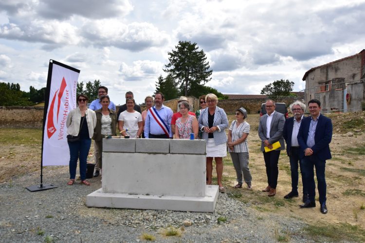 Mouilleron-Saint-Germain pose de la première pierre du réaménagement du centre bourg