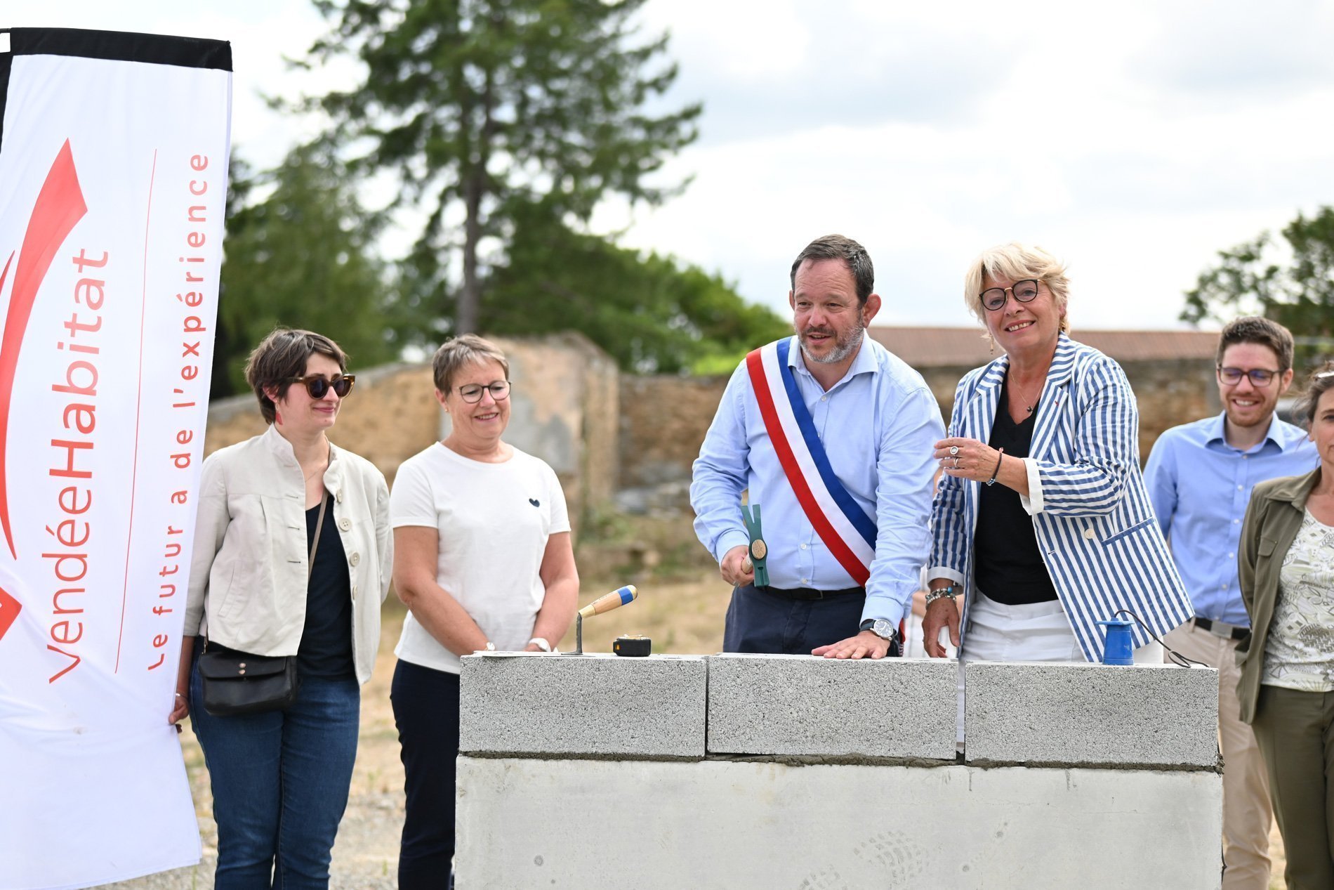 Mouilleron-Saint-Germain pose de la première pierre du réaménagement du centre bourg