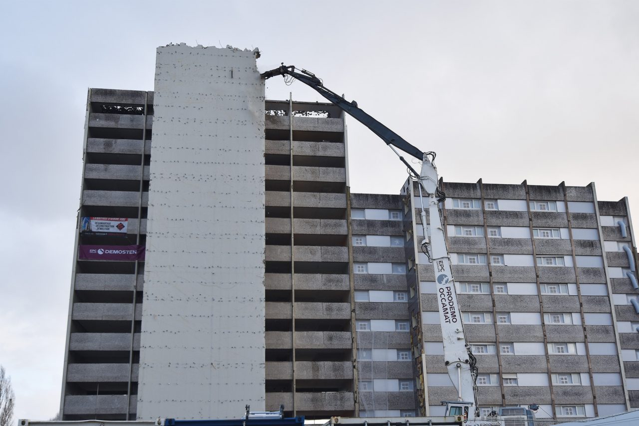 Fontenay-le-Comte : lancement du grignotage des bâtiments FGH aux Moulins Liot à Fontenay-le-Comte a débuté ce 4 décembre